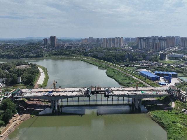 自贡首座特大桥左幅中跨顺利合龙