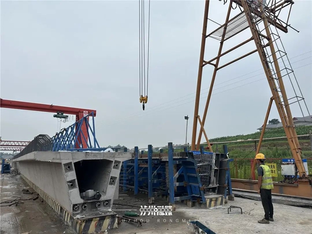 预计年底完成全线工程，自贡至泸州港公路加